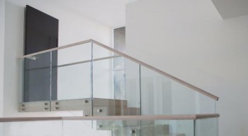 Лестница и интерьерный мост с ограждением из стекла