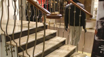 Лестница мраморная с кованным ограждением в бутике