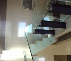 Лестница с мраморными ступенями и ограждением из стекла в квартире 1