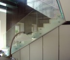 Лестница с мраморными ступенями и ограждением из стекла в квартире 2