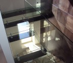 Лестница с мраморными ступенями и ограждением из стекла в квартире 3